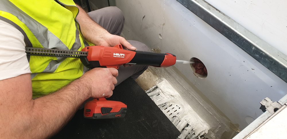 Compagnon EDYFICE réalisant un calfeutrement coupe-feu Hilti sur chantier